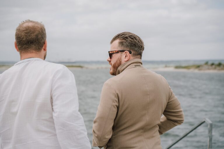 Teilnehmende des Klarheitsraums Nord sprechen mit Blick auf das Wasser.